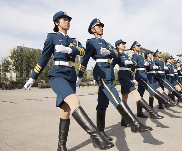 中国女兵照片全集，展现铿锵玫瑰的英勇风采，中国女兵照片全集，展现铿锵玫瑰的英勇风采与力量