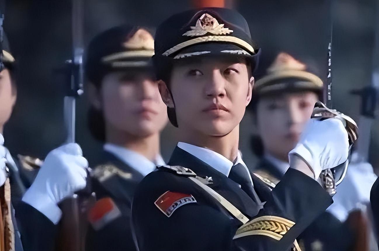 三军仪仗队女兵程诚照片，展现新时代巾帼英雄的风采，三军仪仗队女兵程诚照片，新时代巾帼英雄风采展现