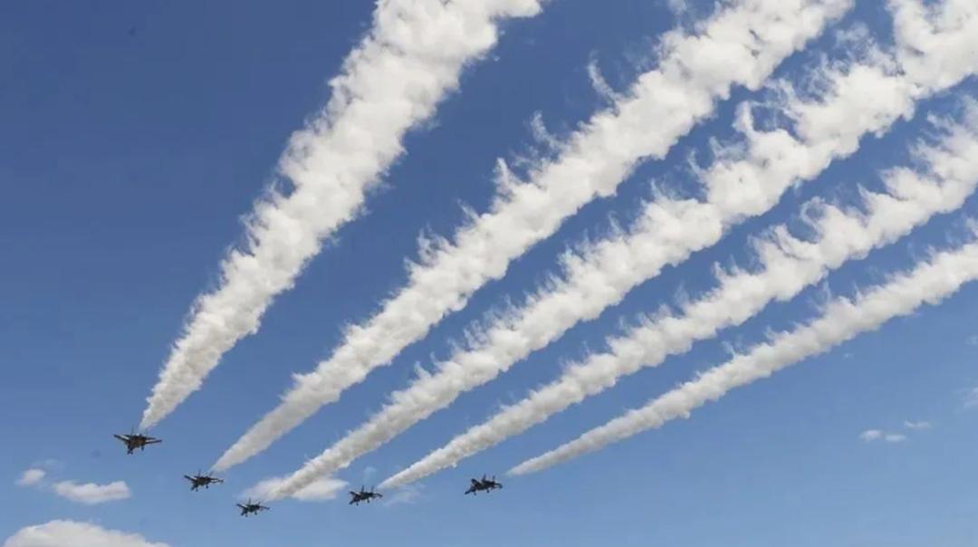 辽宁舰成功起降歼-15，中国海军航空兵力量的里程碑，中国海军航空兵力量里程碑，辽宁舰成功起降歼-15
