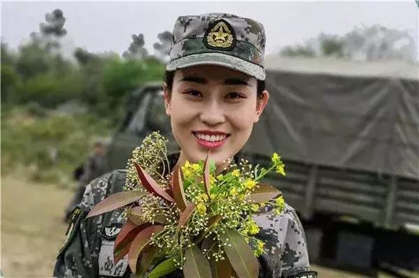 标准的中国女兵照，展现坚毅与荣耀，中国女兵坚毅荣耀风采照