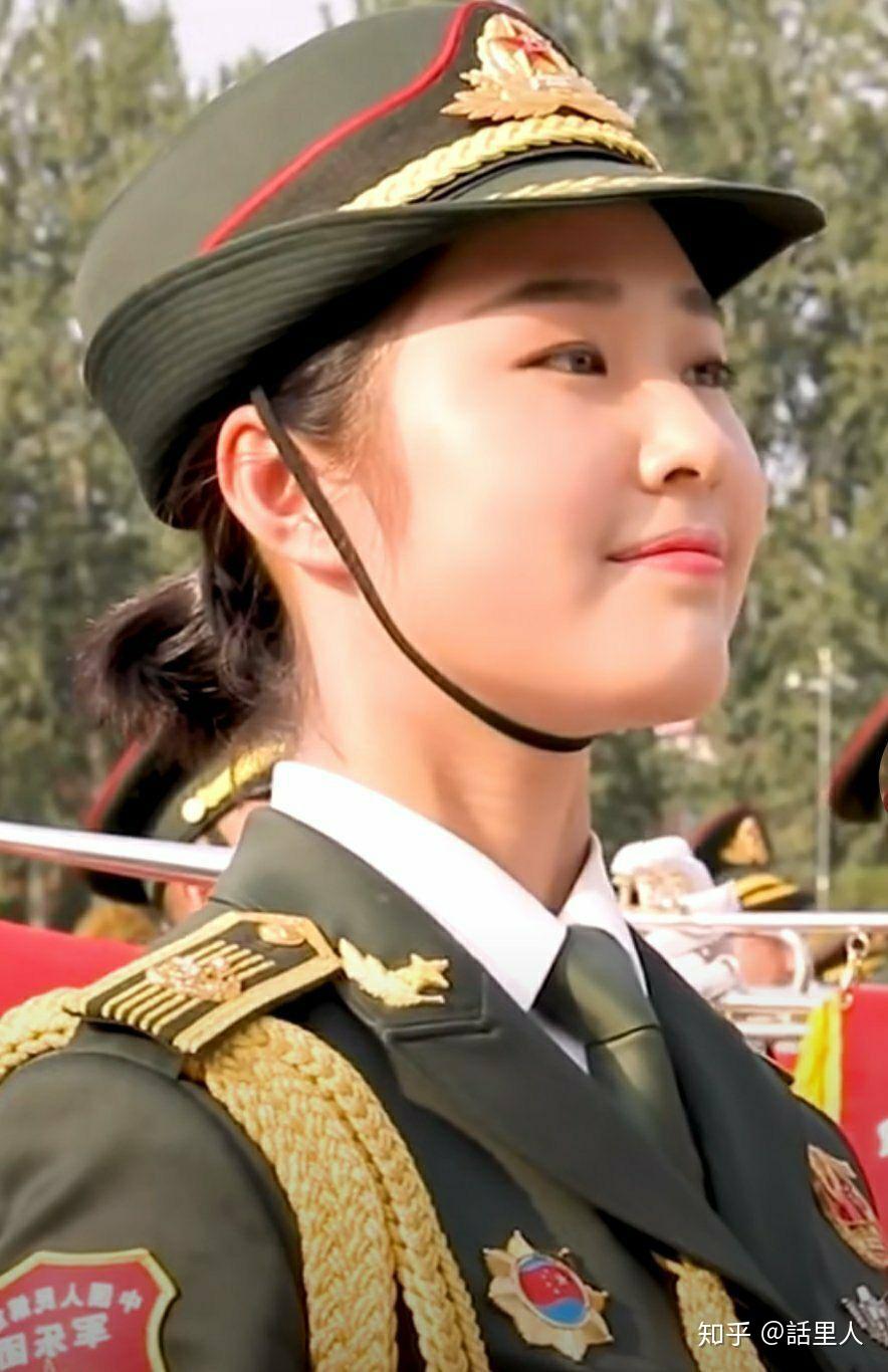 2019女兵方队中那道最亮丽的风景线——记最漂亮的女兵，记女兵方队中最亮丽风景线，最美女兵风采展露