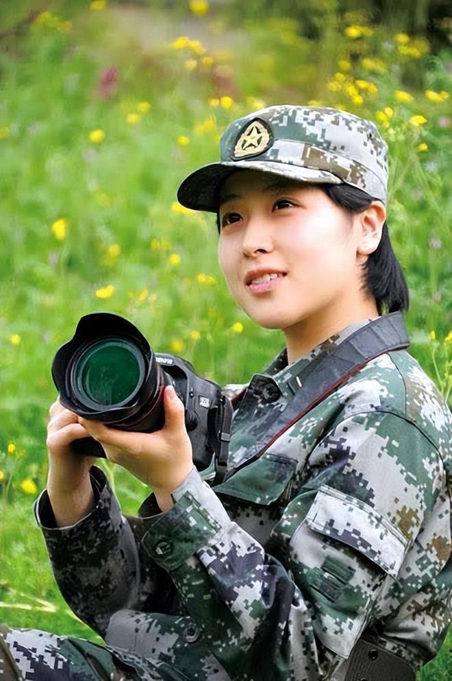 最漂亮的中国女兵图片，展现英勇与美丽的瞬间，英勇与美丽并存，最迷人的中国女兵瞬间图片
