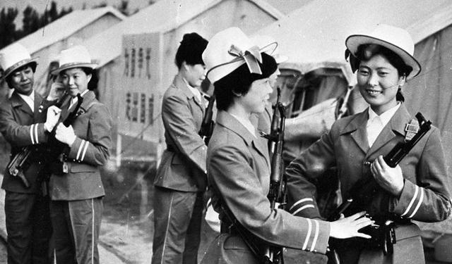 女兵阅兵