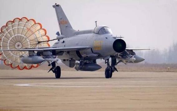 歼十战斗机是否落后了？探讨中国空军现代化进程中的挑战与机遇，中国空军现代化进程中的挑战与机遇，歼十战斗机的现状与发展探讨