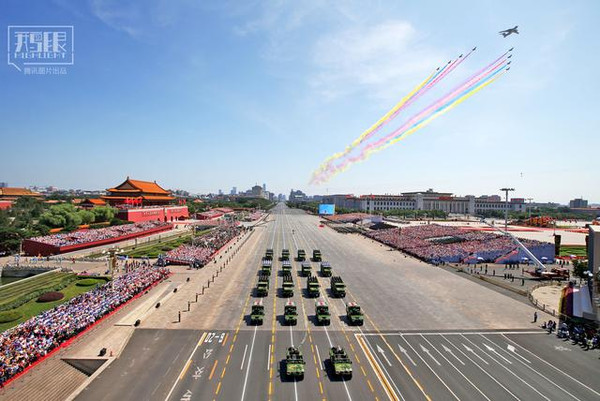 仪仗队阅兵走过天安门广场，荣耀与力量的展现，天安门广场阅兵，荣耀与力量的展现