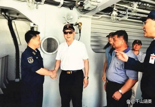 瓦良格号航母，从原名到新生的转变，瓦良格号航母，从原名转变的新生之旅