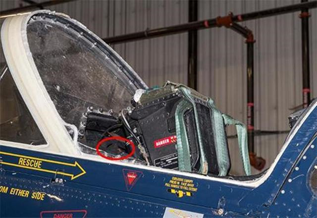 歼-10座舱盖高空惊险瞬间，卢建军与极限挑战的较量，卢建军高空挑战歼-10座舱盖，极限对决的惊险瞬间