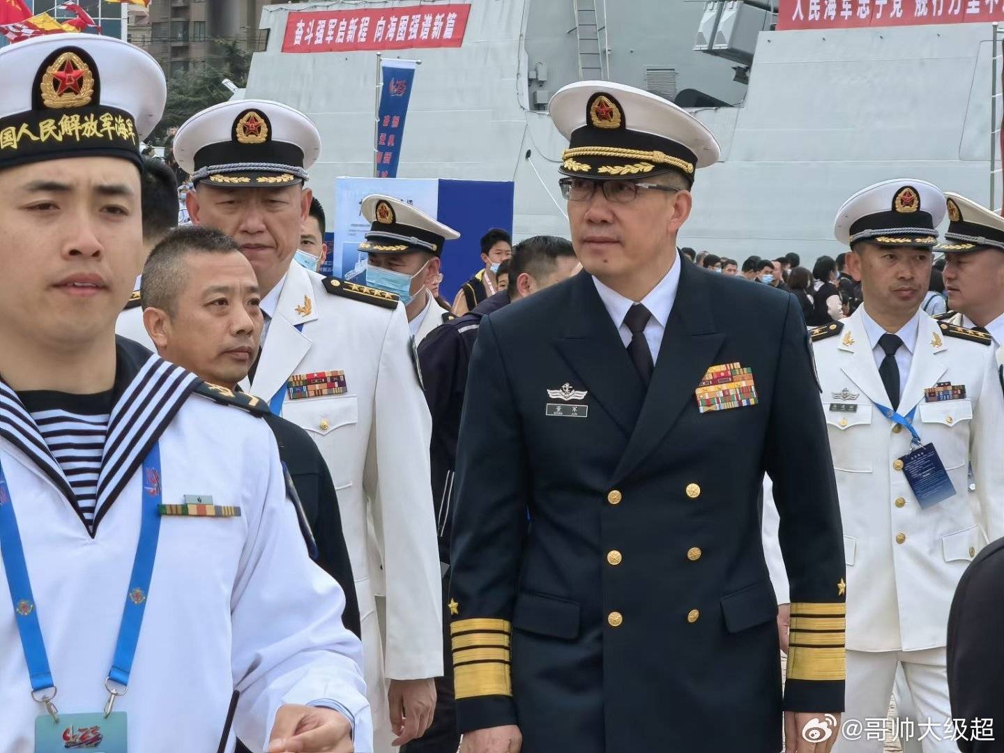 国防之重，部长董军之风采，身高与责任并重，国防之重，部长董军之风采——身高与责任并重