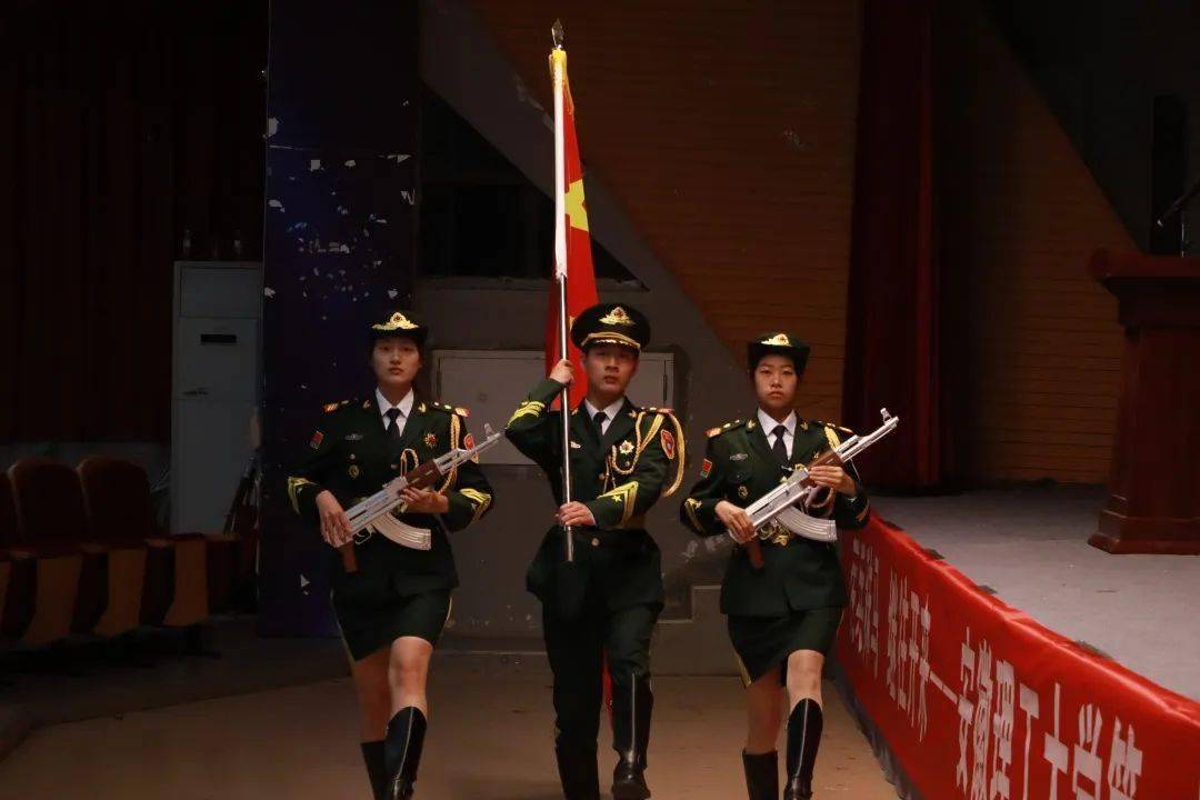 国旗护卫队工作总结报告，国旗护卫队年度工作总结报告，回顾与反思