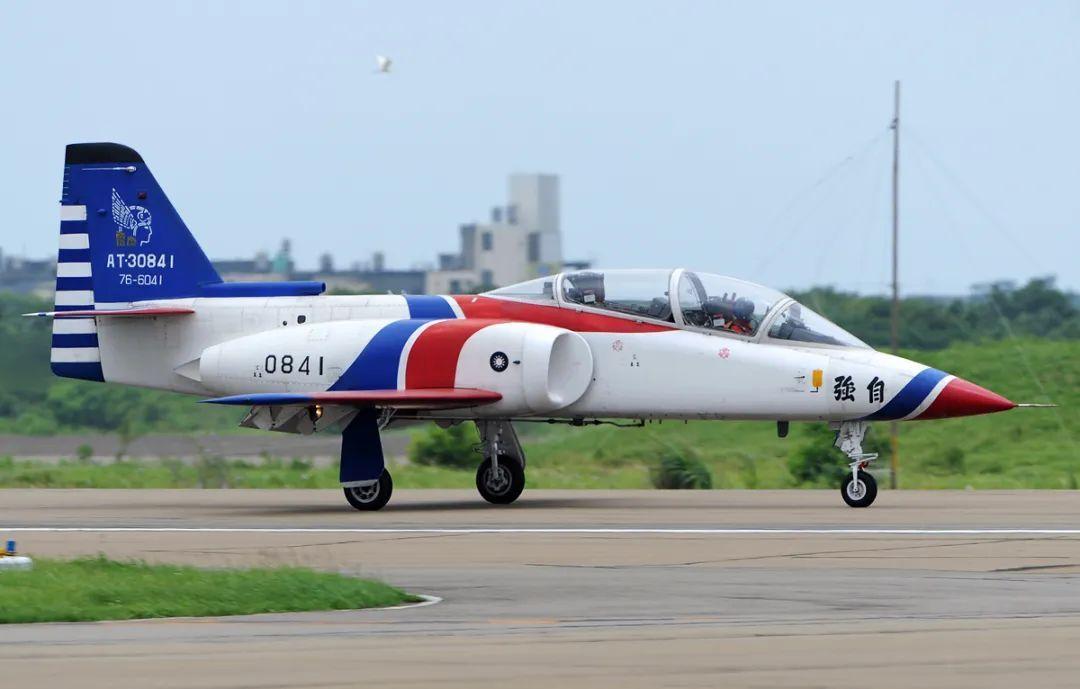 台湾勇鹰教练机，空中之鹰展翅飞翔，台湾勇鹰教练机，空中雄鹰翱翔天际