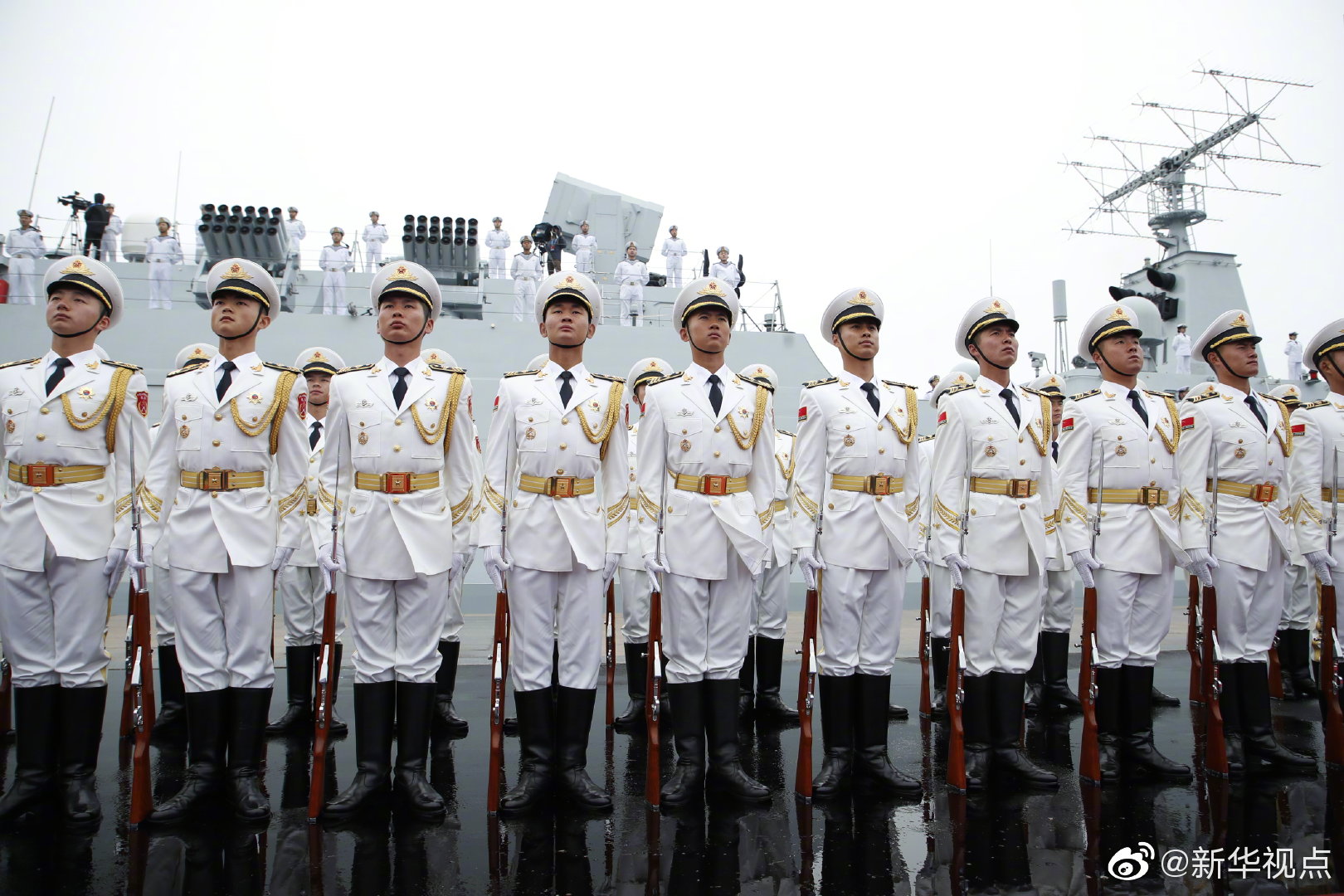 阅兵仪式中的海军出场描写，壮丽海魂的荣耀时刻，阅兵仪式中的海军荣耀瞬间，壮丽海魂的辉煌展现