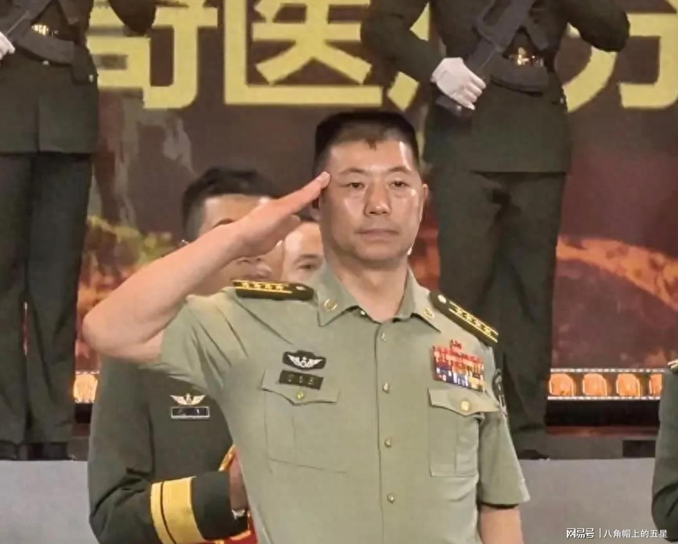 祁发宝佩戴六排勋表亮相，荣耀与担当的象征，祁发宝佩戴六排勋表展现荣耀与担当的象征