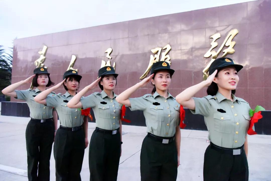 女兵的照片高清英姿，展现新时代女性的力量与魅力，女兵高清照片展现新时代女性的力量与魅力风采