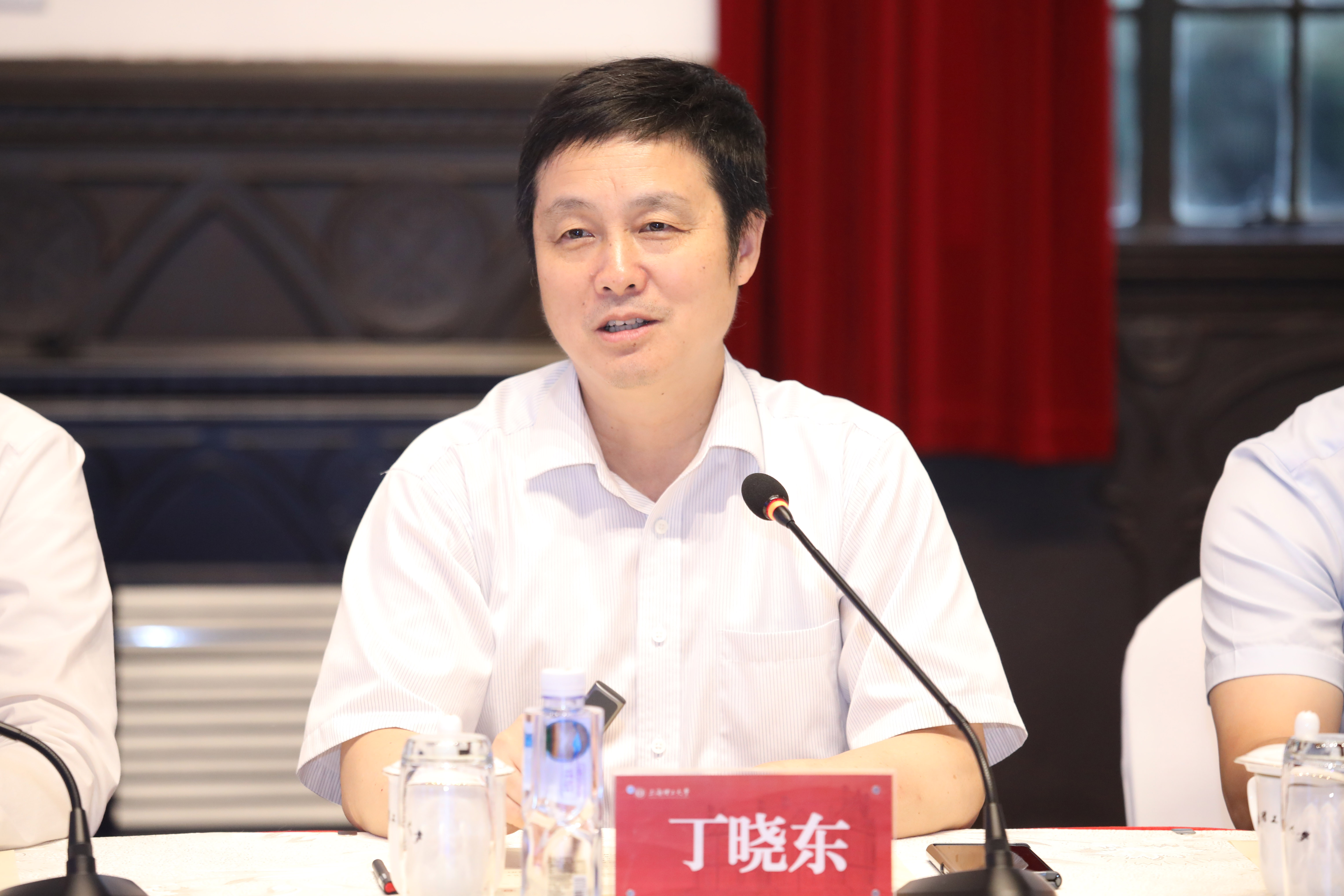 丁晓东，一位引领时代的杰出人物，丁晓东，时代引领者的杰出风采