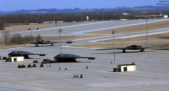B-2轰炸机可以携带核弹吗？历史与现实的探究，B-2轰炸机核弹携带能力，历史与现实的探究