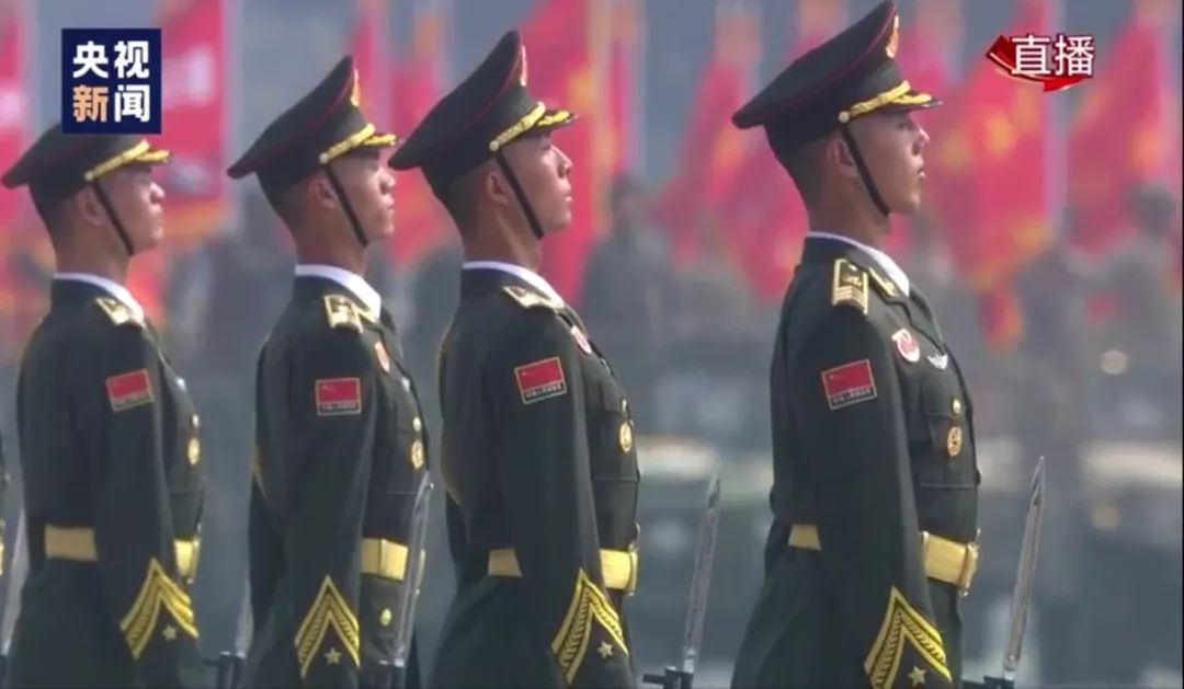 国庆70周年阅兵中的100面战旗，荣耀与力量的展现，国庆阅兵中的荣耀与力量，百面战旗展现辉煌历程