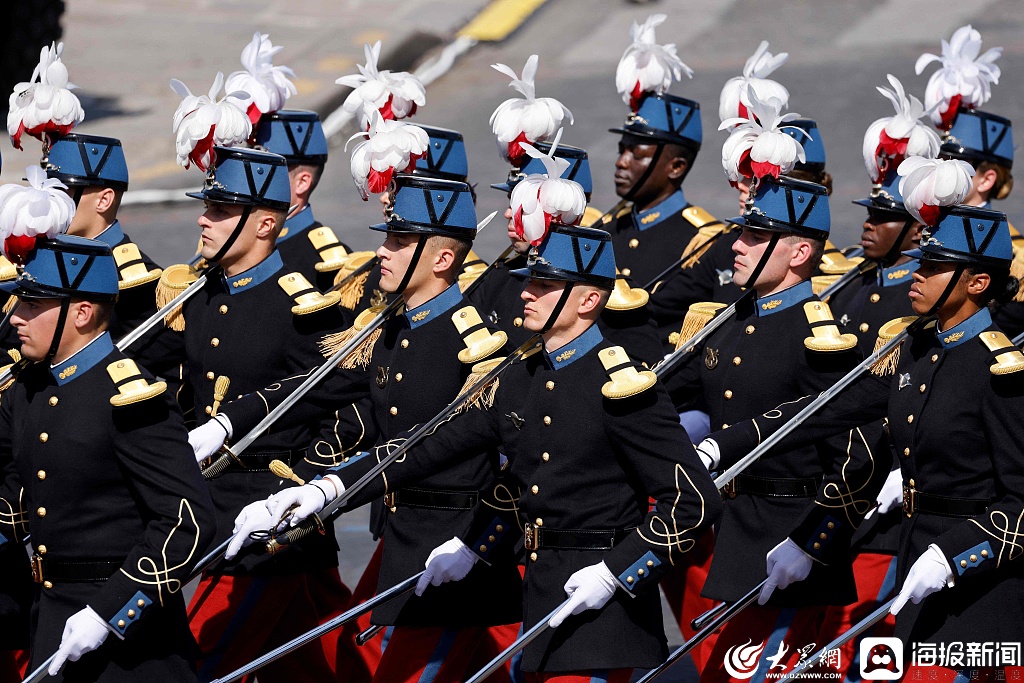 法国总统检阅三军仪仗队图片，荣耀与力量的展现，法国总统检阅三军仪仗队，荣耀与力量的瞬间展现