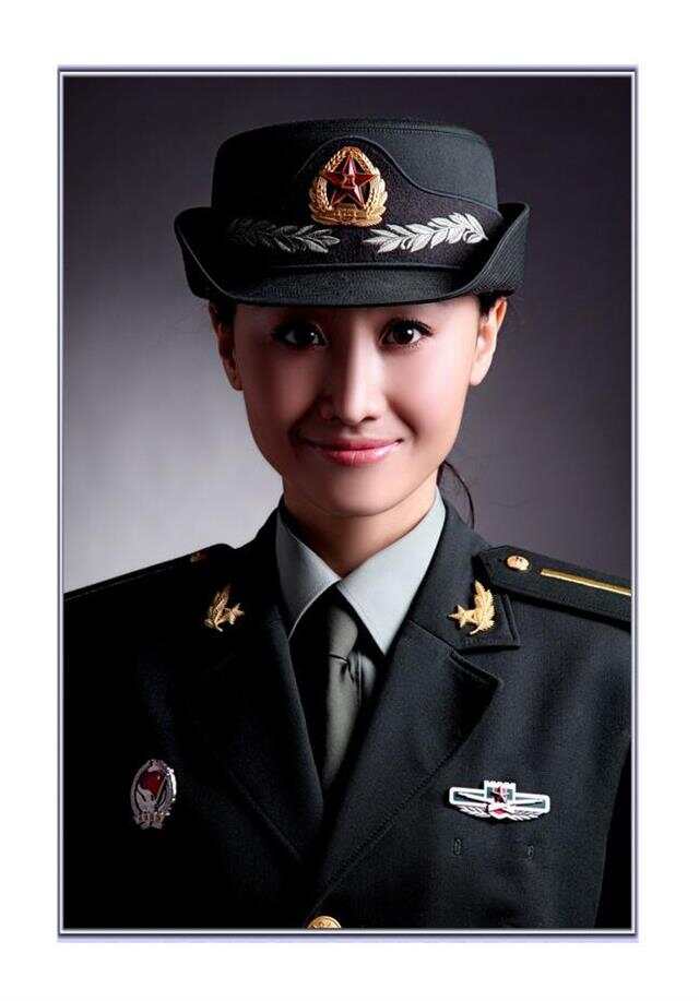 中国女兵军装常服照片，展现飒爽英姿与坚定信念，中国女兵常服照片，英姿飒爽，信念坚定