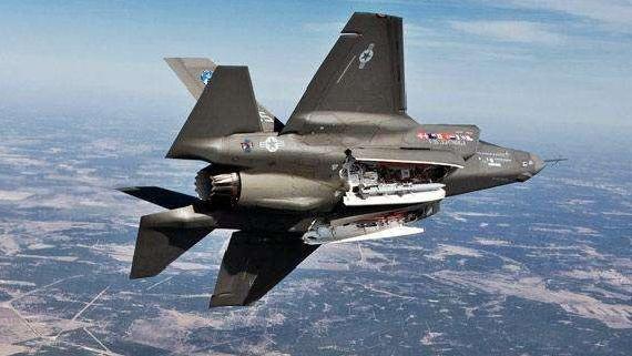 F-35与歼-20，中美顶尖战机的对比研究，中美顶尖战机对决，F-35与歼-20的深度对比研究