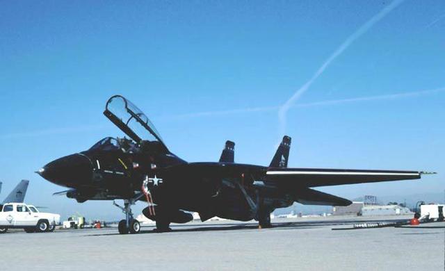 歼-15与F-14，空中巨鹰的对决与对比，歼-15与F-14，空中巨鹰的对决与性能对比
