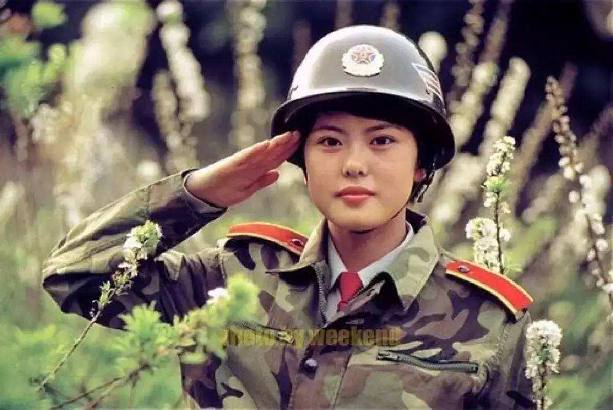 中国女兵照片大全，展现铿锵玫瑰的英勇风采，中国女兵英勇风采照片大全，铿锵玫瑰的荣耀时刻