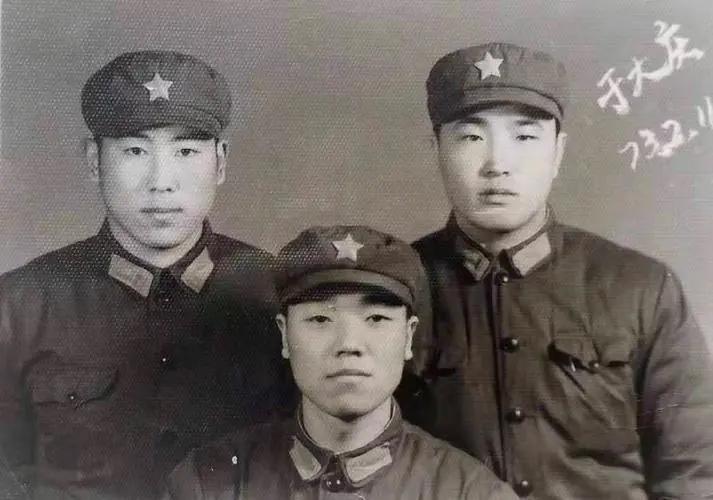 勋章之光，映照友谊的荣耀与担当，勋章之光，友谊的荣耀与担当的映照