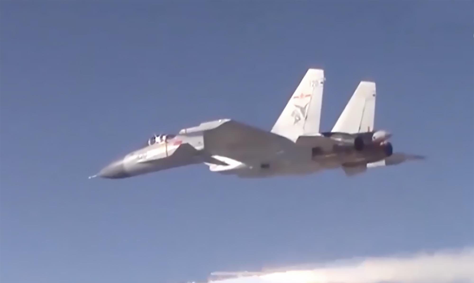 歼-15显威，驱离外军战机，捍卫国家领空安全，歼-15显威捍卫领空安全，驱离外军战机保国家安全