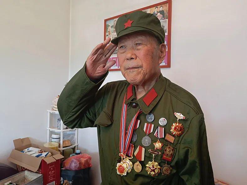 致敬英雄，一位满身军功章的老兵的故事，致敬英雄，军功章闪耀的老兵传奇故事