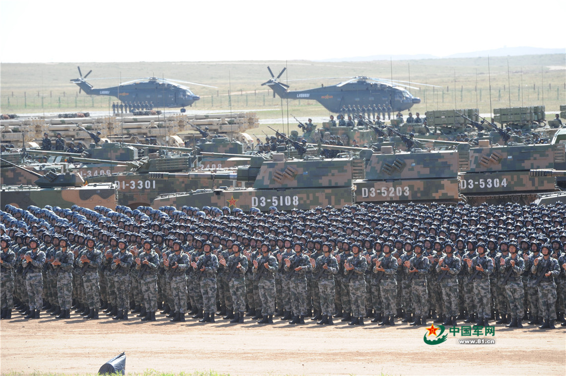 沙场阅兵高清图片素材，展现军威与荣耀的瞬间，沙场阅兵精彩瞬间，高清图片素材展现军威与荣耀