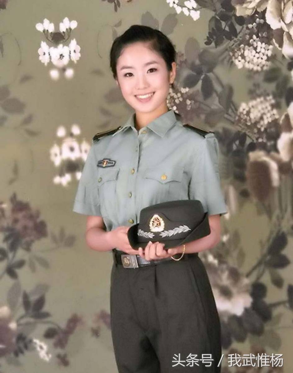 中国女兵的身材照片，力量与柔美的完美结合，中国女兵，力量与柔美的完美融合风采展示