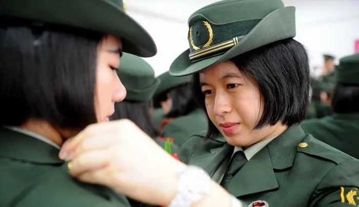 中国武警女兵单人图片，展现新时代巾帼英雄的风采，中国武警女兵风采，新时代巾帼英雄展现英姿图片