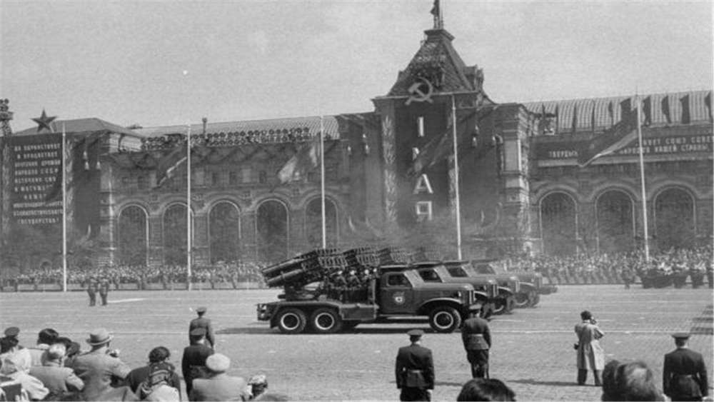 各国阅兵式中的一排多少人参战，阅兵仪式与军事力量的展现，全球阅兵式的军事力量展现，一排多少人参战？阅兵仪式揭示军事力量风采