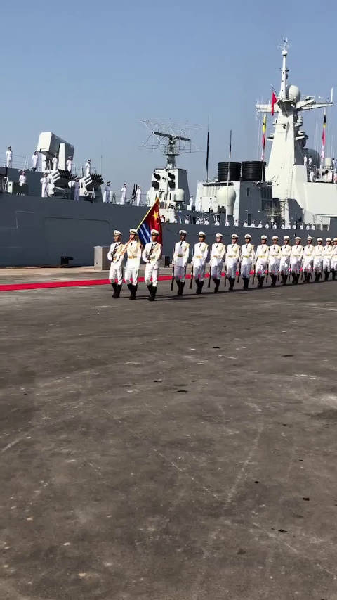 海军阅兵视频，腾讯庆祝中国海军70周年盛大阅兵活动纪实，中国海军70周年盛大阅兵活动腾讯纪实，海军力量展示荣耀瞬间