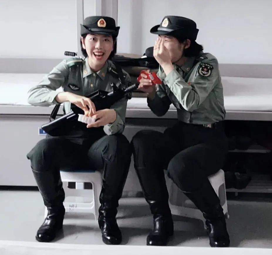 阅兵队中的女兵，力量与荣耀的象征，阅兵队中的女兵，力量与荣耀的璀璨象征
