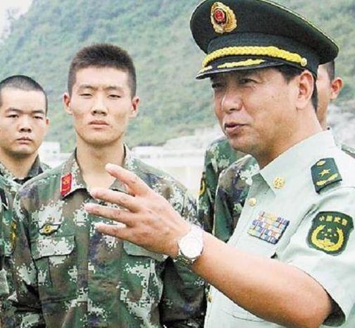 丁晓兵，荣耀的军衔与不凡的军魂，丁晓兵，荣耀军衔背后的军魂传奇