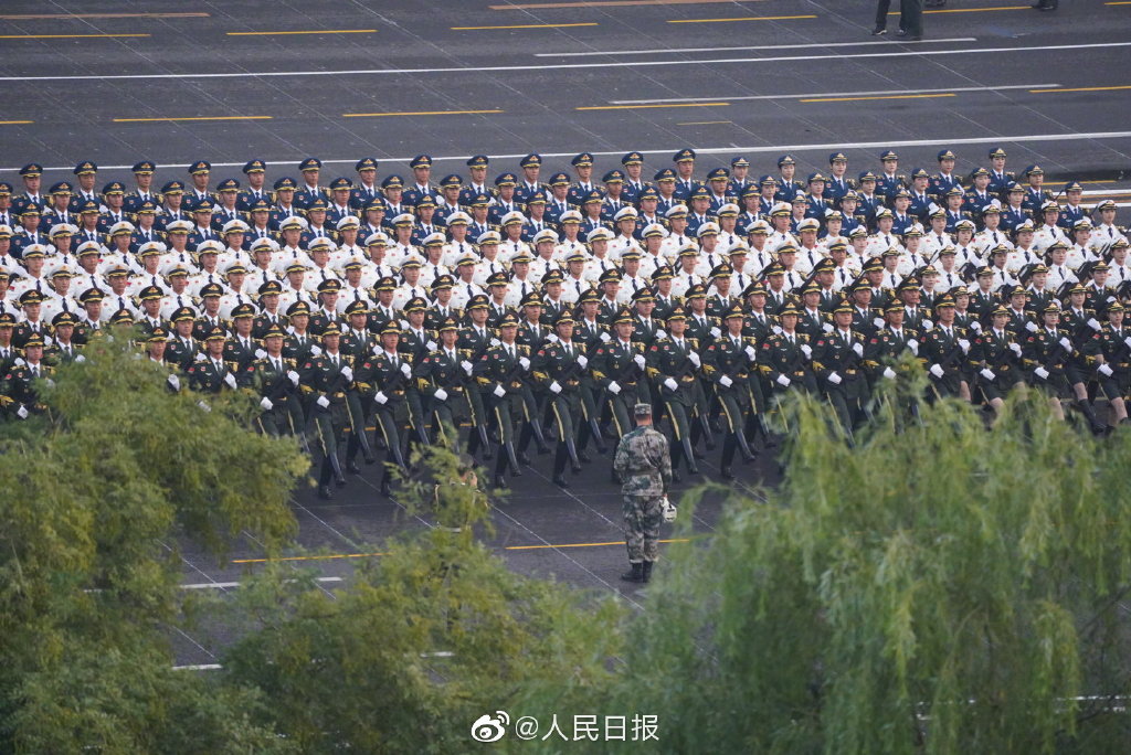 阅兵方阵里士兵们一个个全副武装，展现国家力量与荣耀的象征，阅兵方阵展现国家力量与荣耀的象征，士兵全副武装风采展示