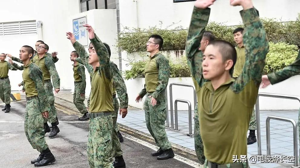 L85A2突击步枪，现代战争的利器，L85A2突击步枪，现代战争的精英利器