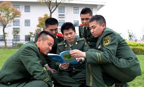 近视能否考军校，探讨与解析，近视考生能否报考军校，探讨与解析
