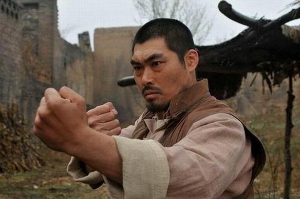 从裤子里拿出一个手榴弹，勇气与智慧的象征，勇气与智慧，从裤子里拿出手榴弹的瞬间