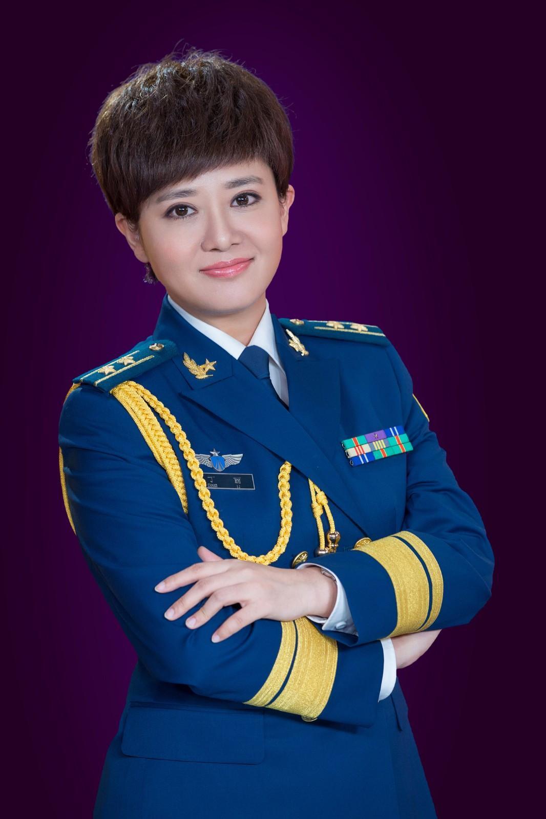 军事频道女主持人丁丽的魅力与影响力，丁丽，军事频道女主持人的魅力与影响力