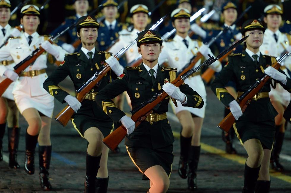 人民解放军仪仗队女兵正面照，荣耀与力量的象征，人民解放军仪仗队女兵，荣耀与力量的正面展现