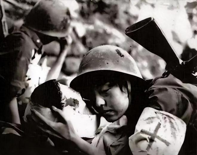 越战中的中国女兵护士，老照片背后的故事，越战中的中国女兵护士，老照片背后的英勇故事