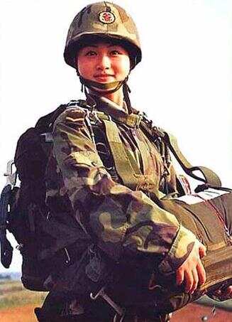 中国女兵高清单人照片，坚韧与荣耀的象征，中国女兵高清单人照，坚韧与荣耀的永恒象征