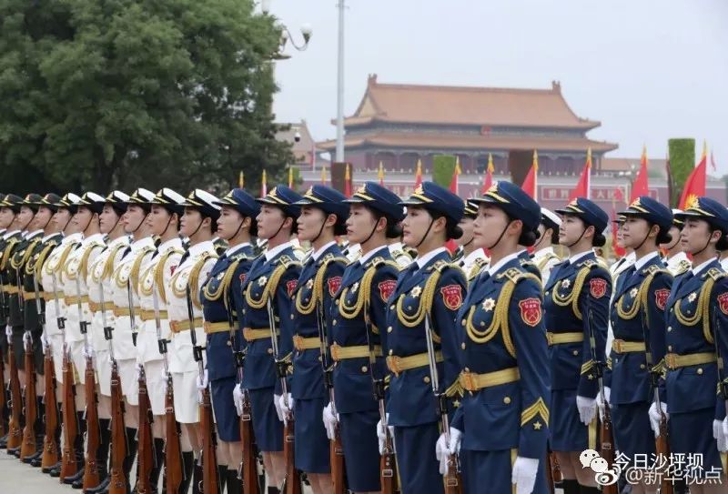 女兵方队第一排第十名，荣耀与责任，女兵方队第一排第十名，荣耀与责任的见证