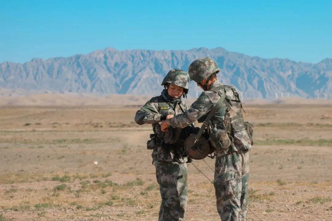 中国女兵帅气图片短发——英勇无畏的象征，中国女兵帅气短发形象，英勇无畏的象征