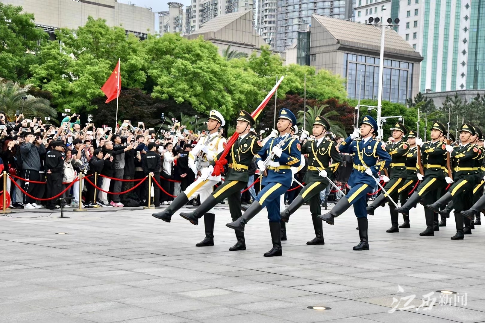南昌三军仪仗队升旗，荣耀与庄重的仪式，南昌三军仪仗队升旗，荣耀与庄严的仪式