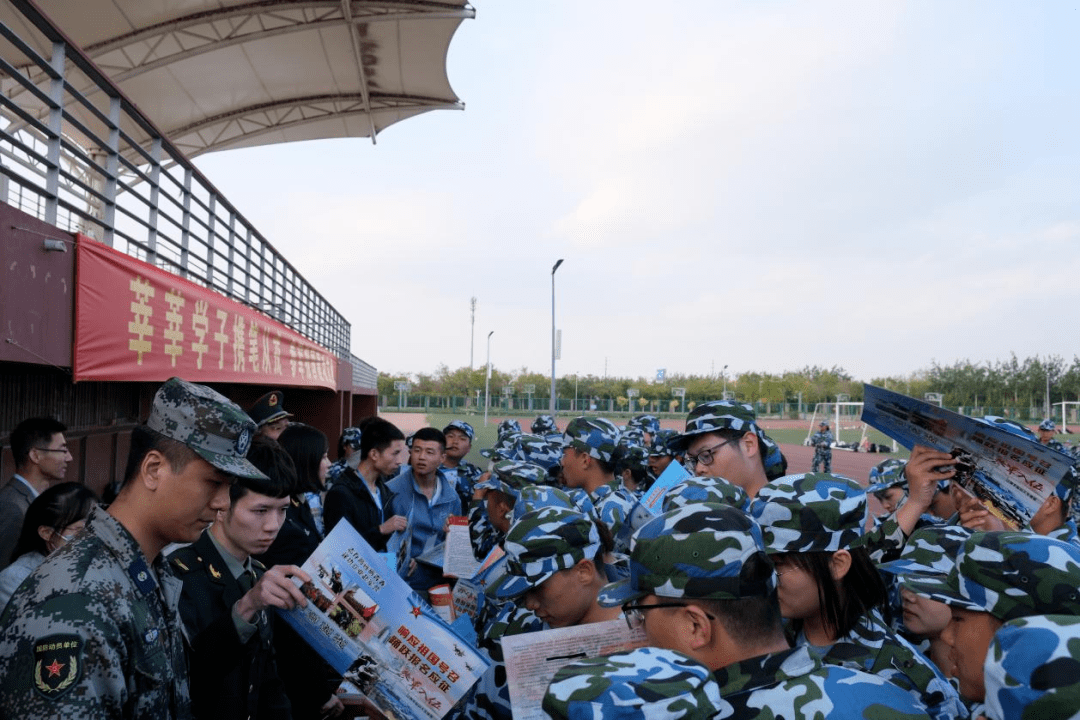 携笔从戎，参军报国——青年学子的责任与担当，青年学子携笔从戎，担当参军报国责任与使命