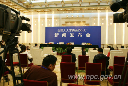 新闻发布会开场白，构建沟通的桥梁，开启信息的窗口，新闻发布会的桥梁与窗口，构建沟通，开启信息之门