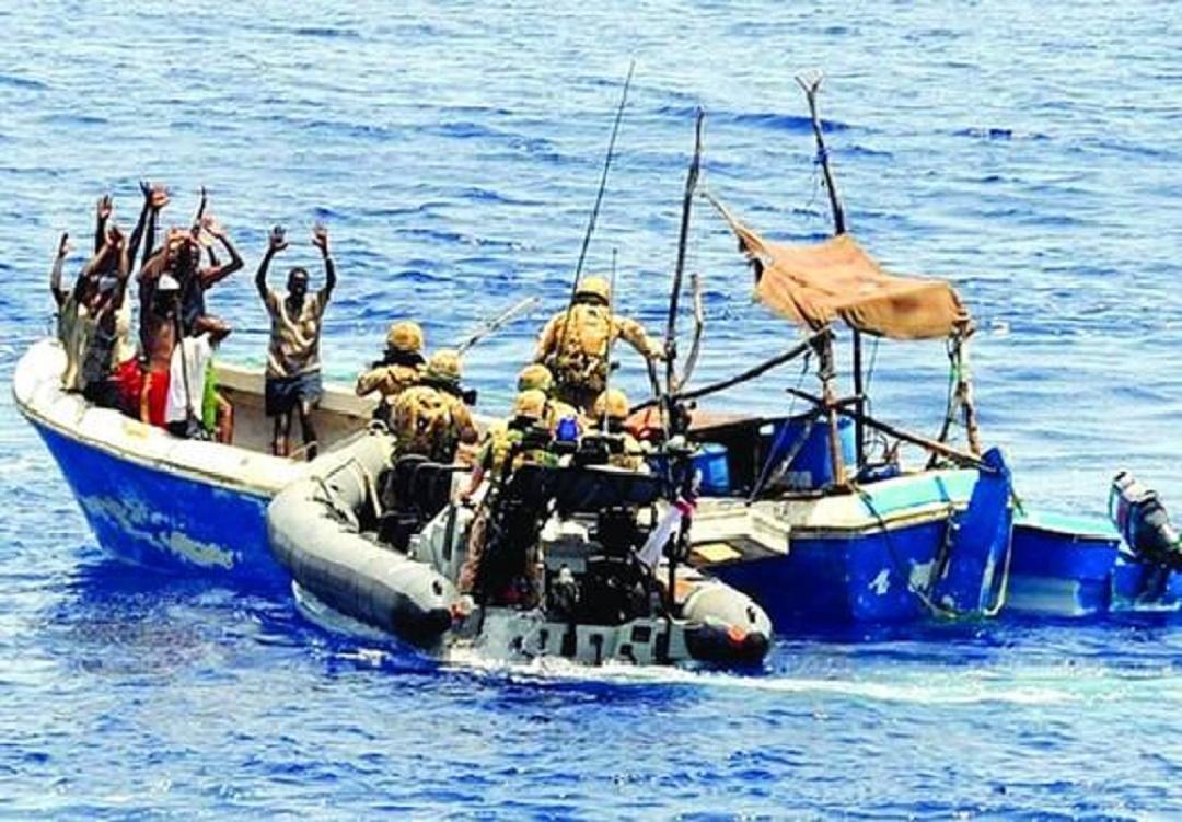 中国海军的英勇行动，抓住海盗，维护海上安全，中国海军英勇捉海盗，捍卫海上安全