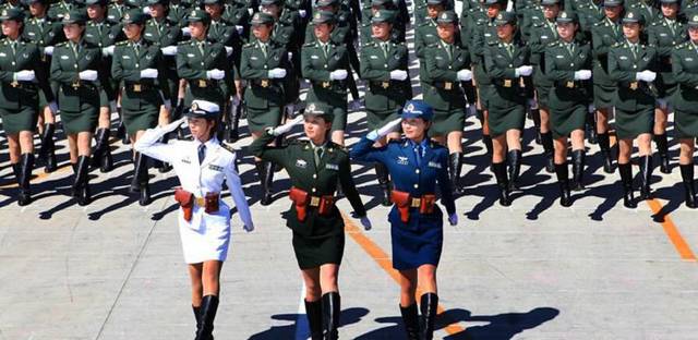 阅兵式上的女兵方队，展现新时代巾帼英雄风采，阅兵式上的女兵方队，展现新时代巾帼英雄风采闪耀全场